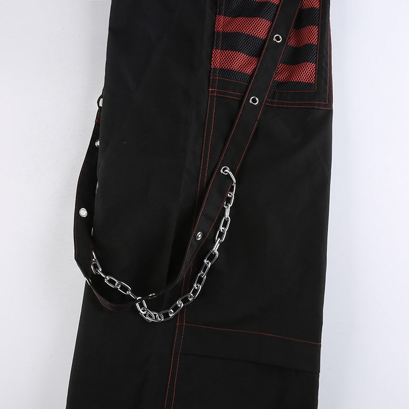 Dames dragen comfortabele zwarte gothic broek, modieus en uniek voor alternatieve outfits.