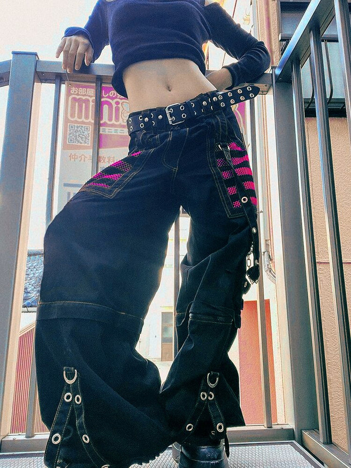 Gedetailleerde weergave van zwarte gothic broek voor dames, trendy en comfortabel voor elke stijl.