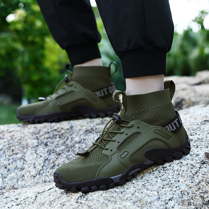 Heren barefootschoenen op een wandelpad, ideaal voor outdoor wandelen, hardlopen en een actieve lifestyle.