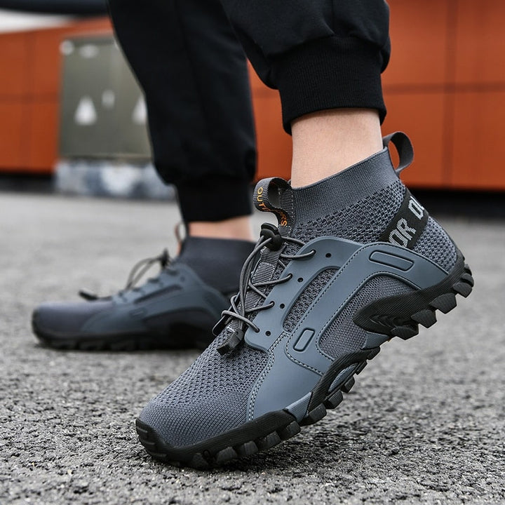 Een paar comfortabele heren barefootschoenen met antislipzool, klaar voor outdoor avonturen en sportieve activiteiten.