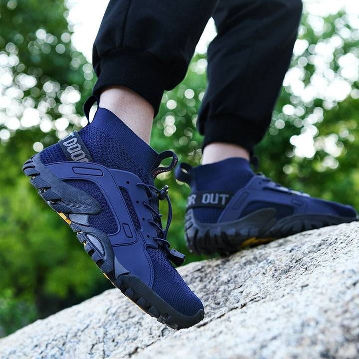 Heren barefootschoenen met antislipzool, gedragen in een casual setting, bevorderen activestijl en voetgezondheid.