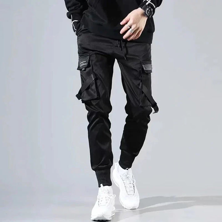 Gedetailleerde foto van de robuuste zwarte heren cargobroek 'Dante', perfect voor elke urban outfit.
