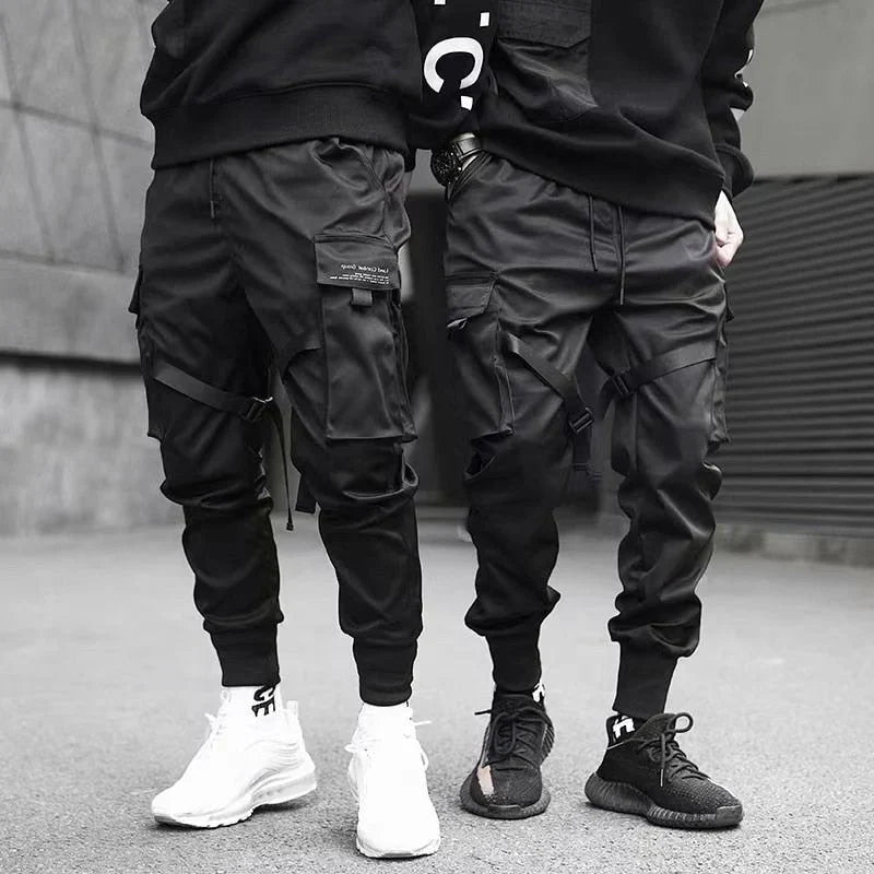 Zwarte hip-hop cargobroek voor heren, de 'Dante', met functionele zakken voor sportkleding.