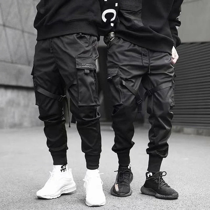 Zwarte hip-hop cargobroek voor heren, de 'Dante', met functionele zakken voor sportkleding.