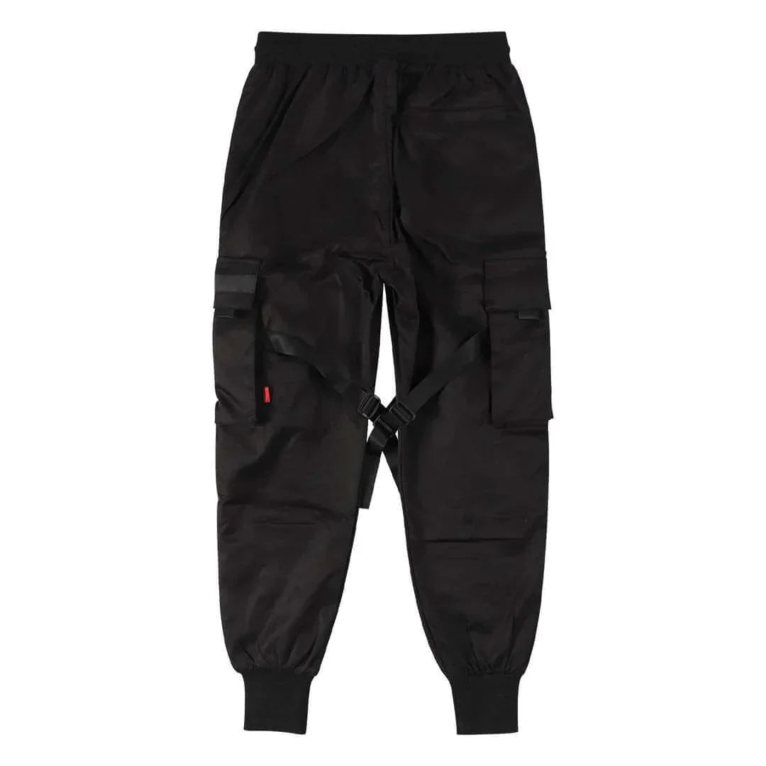 Close-up van de duurzame multi-pocket details op de zwarte heren cargobroek 'Dante'.