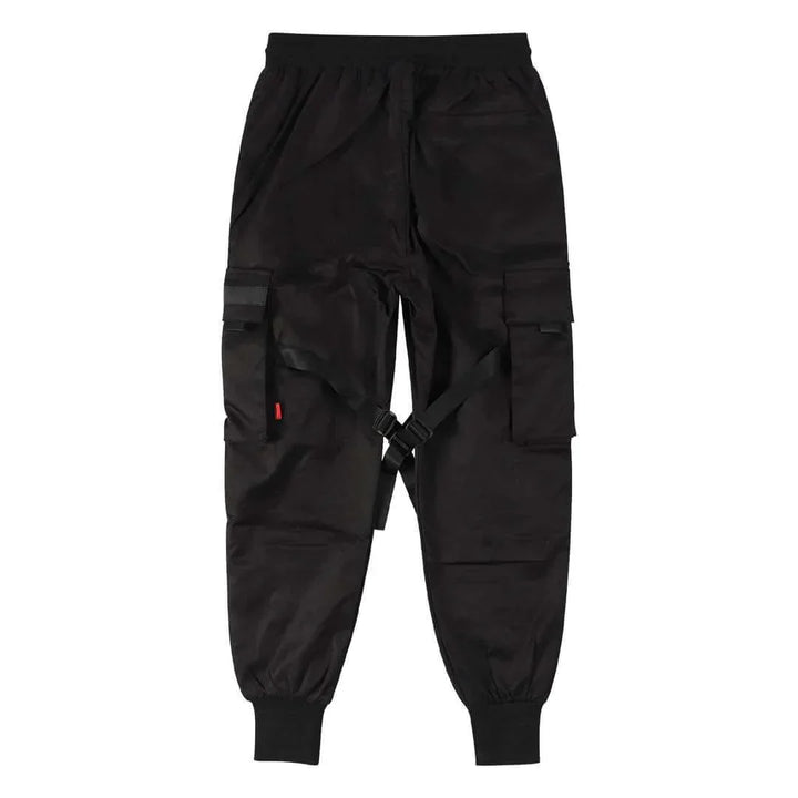 Close-up van de duurzame multi-pocket details op de zwarte heren cargobroek 'Dante'.