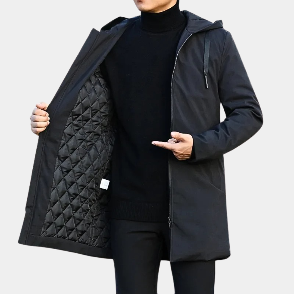 Zwarte heren longline jas met capuchon en ritssluiting, ideaal voor winter en tussenseizoen. Stijlvolle bovenkleding.