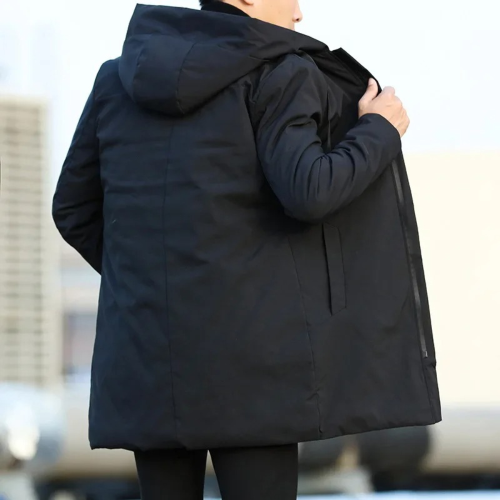 Casual zwarte herenjas met capuchon, lange pasvorm en rits. Comfortabele en stijlvolle bovenkleding voor mannen.