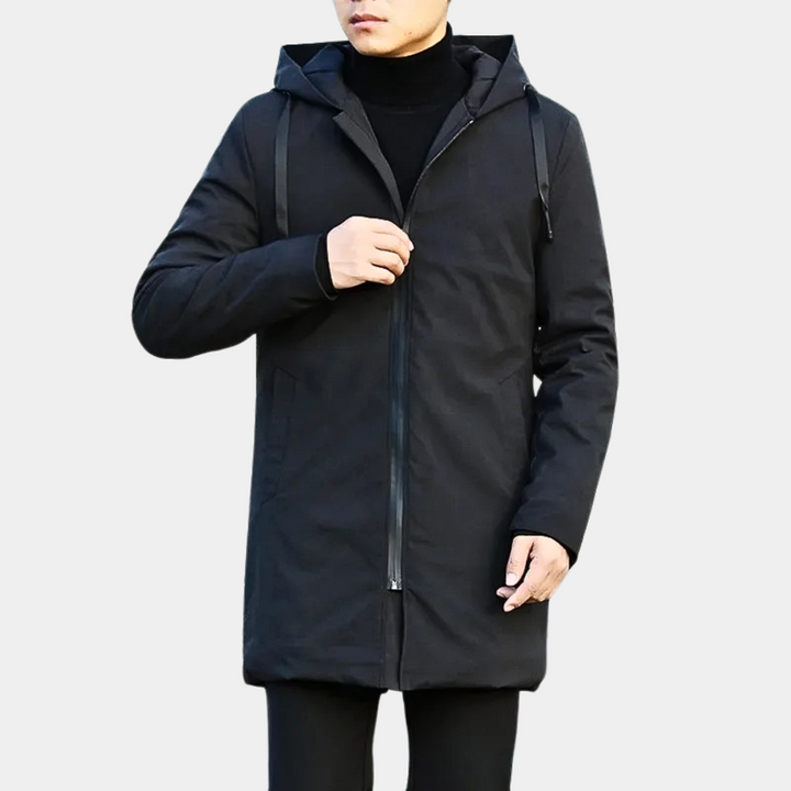 Donkerbruine longline heren winterjas met capuchon en rits. Warme, comfortabele jas voor koude dagen.