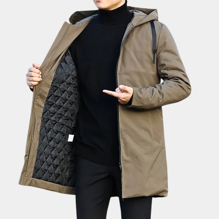 Heren longline jas met capuchon, rits en lange pasvorm. Ideaal voor zowel winter als tussenseizoen. Comfortabele herenjas.