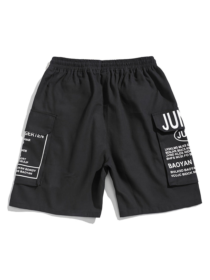 Modieuze heren shorts in zwart met letterprint, ideaal voor casual vrijetijd of een urban streetstyle outfit deze zomer.