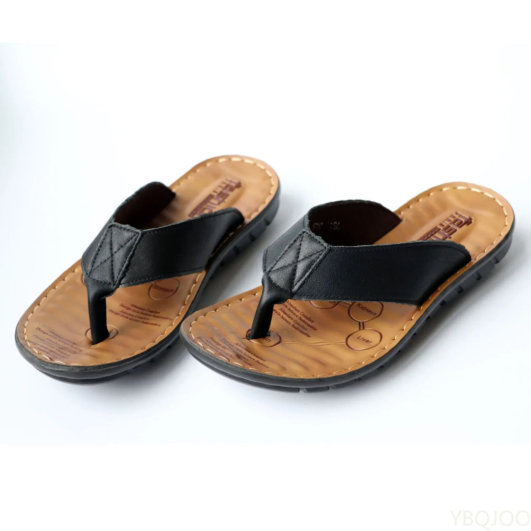 Zwarte heren zomerslippers, comfortabel en stijlvol voor strand, vakantie of casual gebruik.
