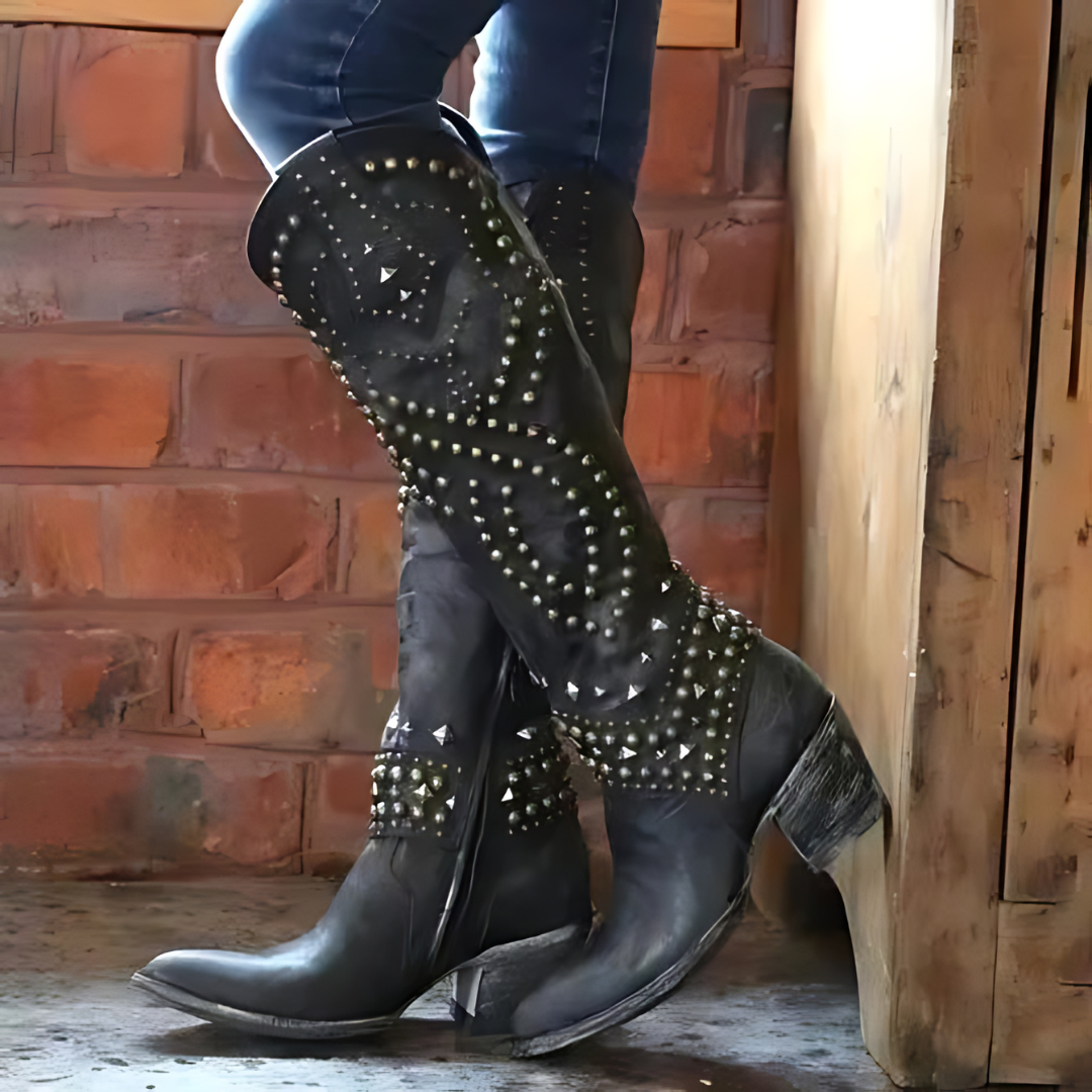 Zwarte hoge dameslaarzen 'Elena' met elegante studs, perfect voor een modieuze en veelzijdige stijl.