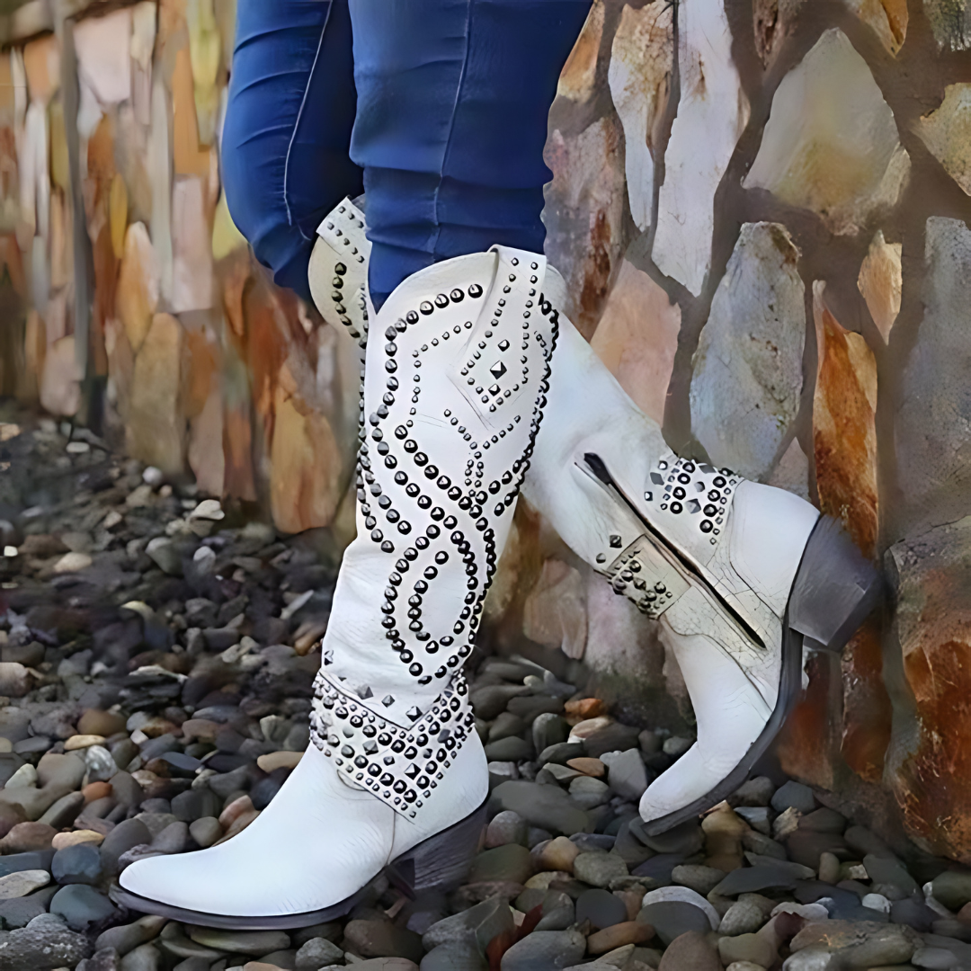Comfortabele en trendy zwarte hoge dameslaarzen 'Elena' met studs, ideaal voor de modebewuste vrouw.