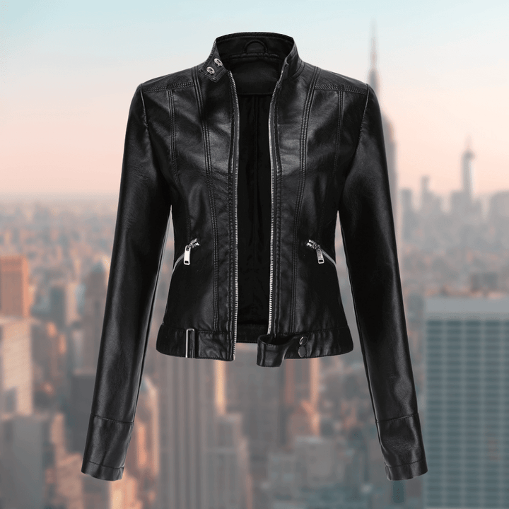 Zwarte leren damesjas, JaquelinesJacket, trendy en stijlvol. Perfect voor elke look en dameskleding.