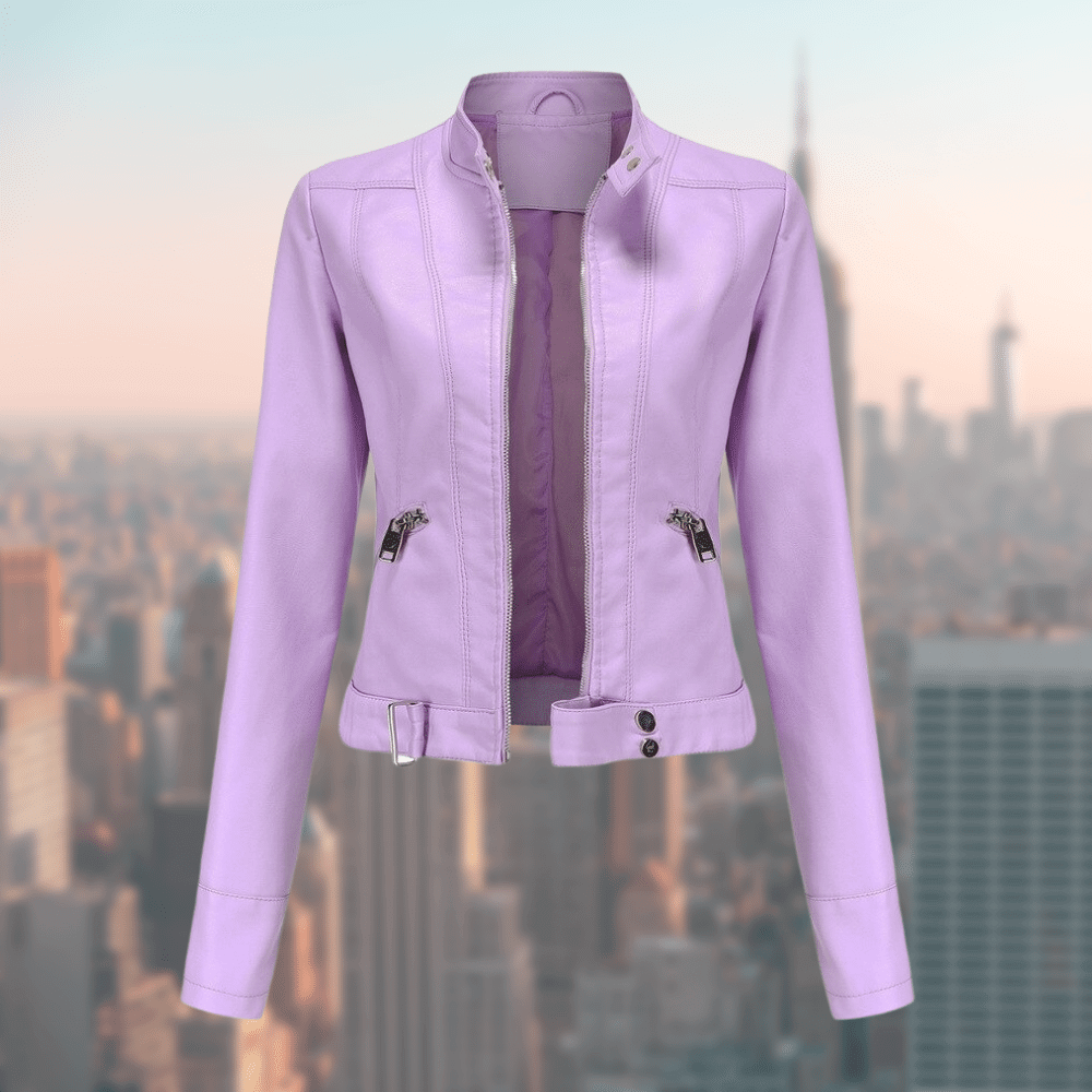 Trendy rode leren jas voor dames. Dit stijlvolle JaquelinesJacket jack is een must-have voor je garderobe.