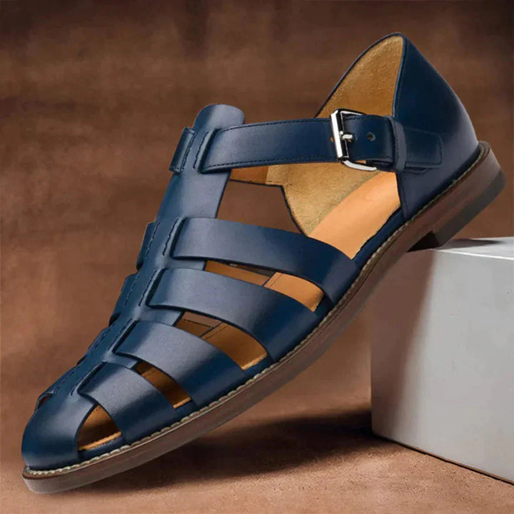 Close-up van de comfortabele zool en stevige banden van de bruine lederen Dax herensandalen met goede grip.