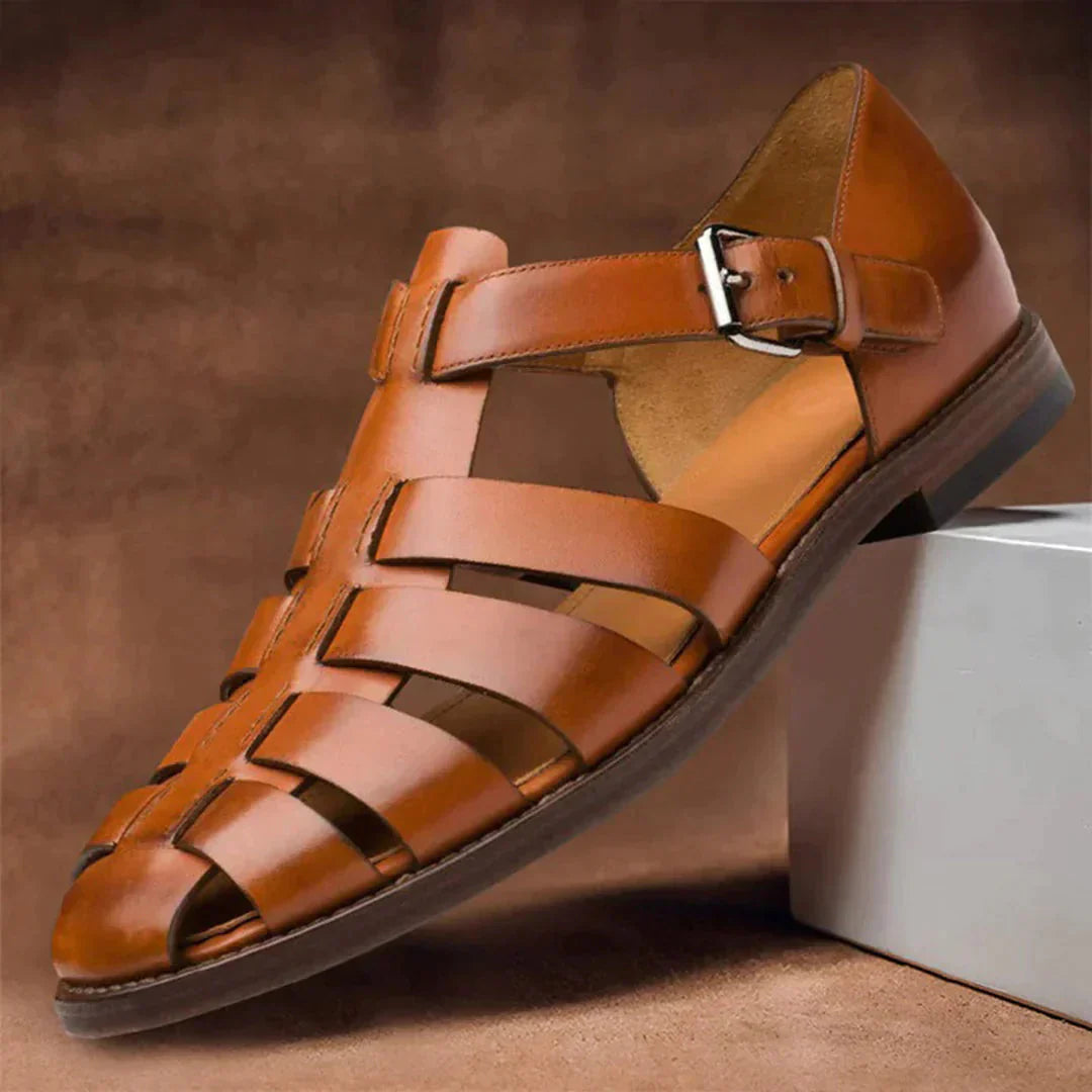 Modieuze blauwe Dax herensandalen aan voeten, perfecte zomerschoenen voor heren die comfort en grip buiten zoeken.