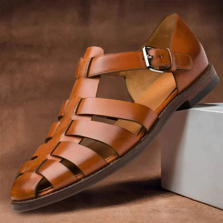 Modieuze blauwe Dax herensandalen aan voeten, perfecte zomerschoenen voor heren die comfort en grip buiten zoeken.