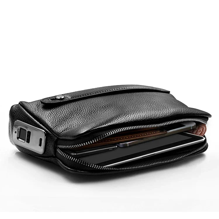 Stijlvolle zwarte leren clutch voor heren, compact en elegant, met innovatief vingerafdrukslot voor optimale beveiliging.