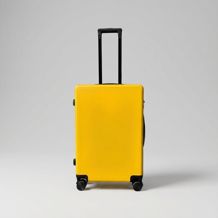 Zwarte Cabinova trolleykoffer met 4 wielen, perfect voor soepel manoeuvreren als lichtgewicht handbagage.
