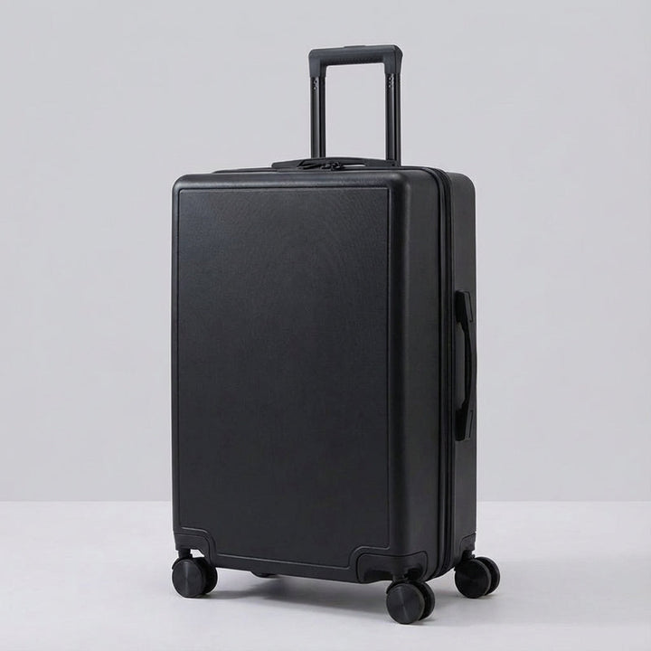 Persoon trekt zwarte lichtgewicht Cabinova reistrolley gemakkelijk achter zich aan op luchthaven. Handig reisaccessoire.