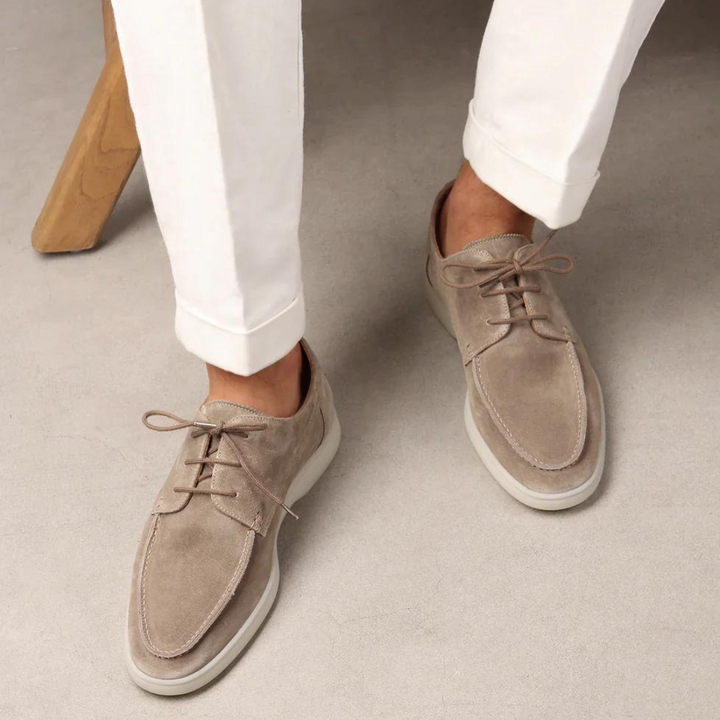Beige geklede heren loafers van leer met veters; comfortabele en stijlvolle herenschoenen voor casual/netjes.