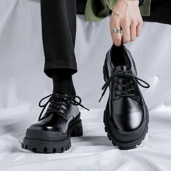 Zwarte moderne leren herenschoenen Ethan met dikke zool, ideaal voor casual en formele outfits. Comfortabel en stijlvol.