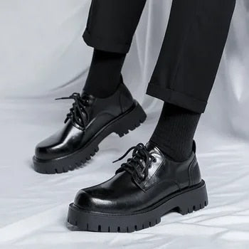 Elegante zwarte herenschoenen Ethan met een opvallende dikke zool, perfect voor een modieuze herfst/winter look.