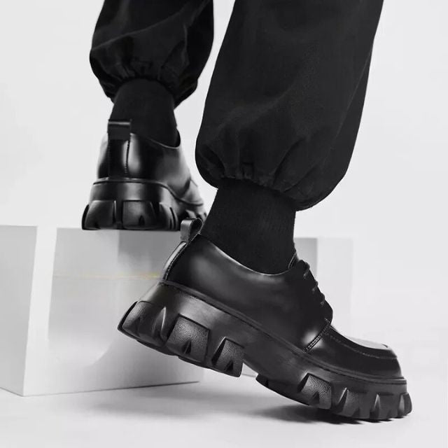Duurzame dikke zool van moderne herenschoenen Ethan, biedt extra comfort en grip voor herfst en winter.