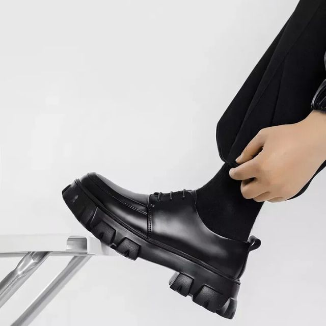 Stijlvolle zwarte casual herenschoenen Ethan met dikke zool, perfect voor een relaxte maar modieuze look.