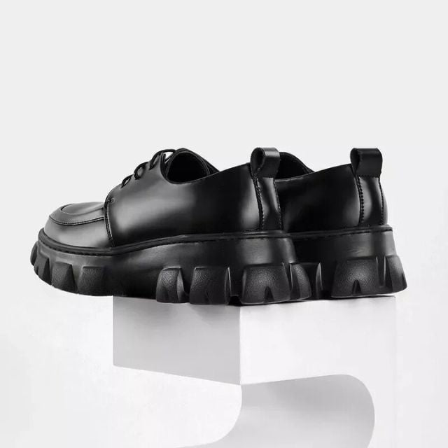 Moderne herenschoenen Ethan, zwarte leren instappers met dikke zool, duurzaam en warm voor herfst en winter.