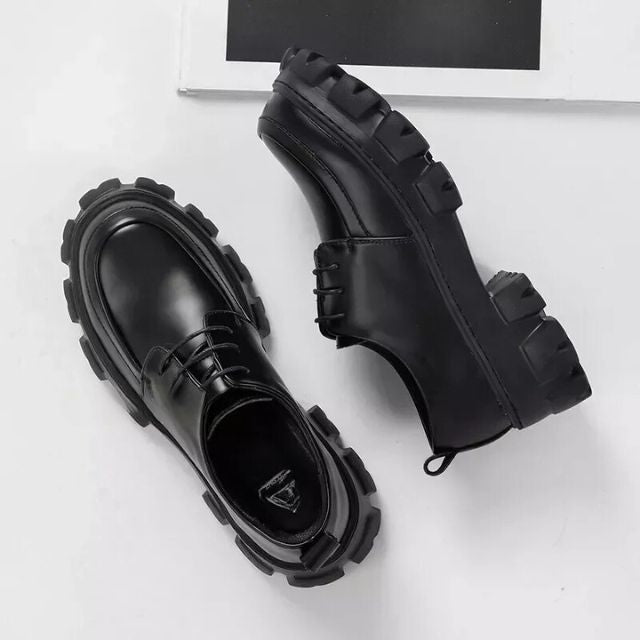 Detail van de moderne zwarte herenschoen Ethan met elegante stiksels en dikke zool voor een unieke stijl.