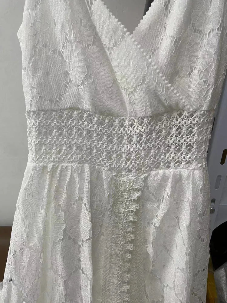 Veelzijdige witte playsuit met losse pasvorm, perfect voor casual dagen of als zomerse strandoutfit.