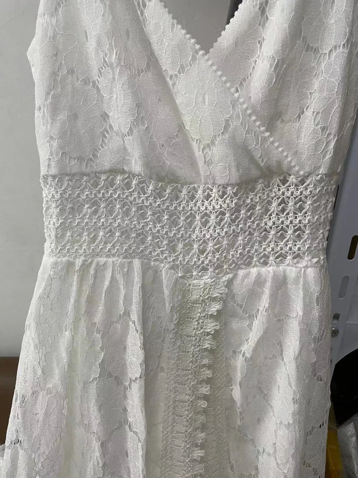 Veelzijdige witte playsuit met losse pasvorm, perfect voor casual dagen of als zomerse strandoutfit.