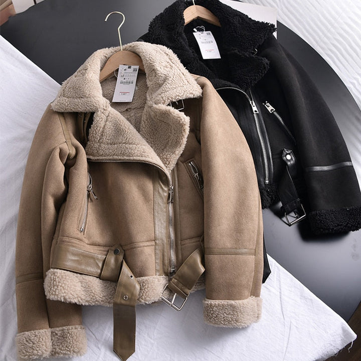 Zwarte of beige stijlvolle damesjas van HeleensJacket voor comfort en elegantie; modieuze bovenkleding.