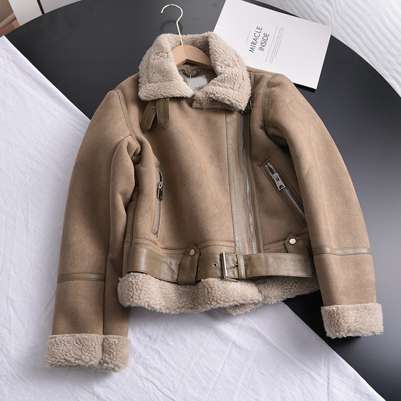Comfortabele beige damesjas, modieuze bovenkleding voor een allround look; ideaal voor elk seizoen.