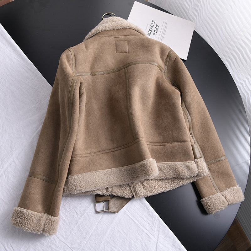 Model draagt de zwarte elegante damesjas van HeleensJacket, geschikt voor zakelijke afspraken.