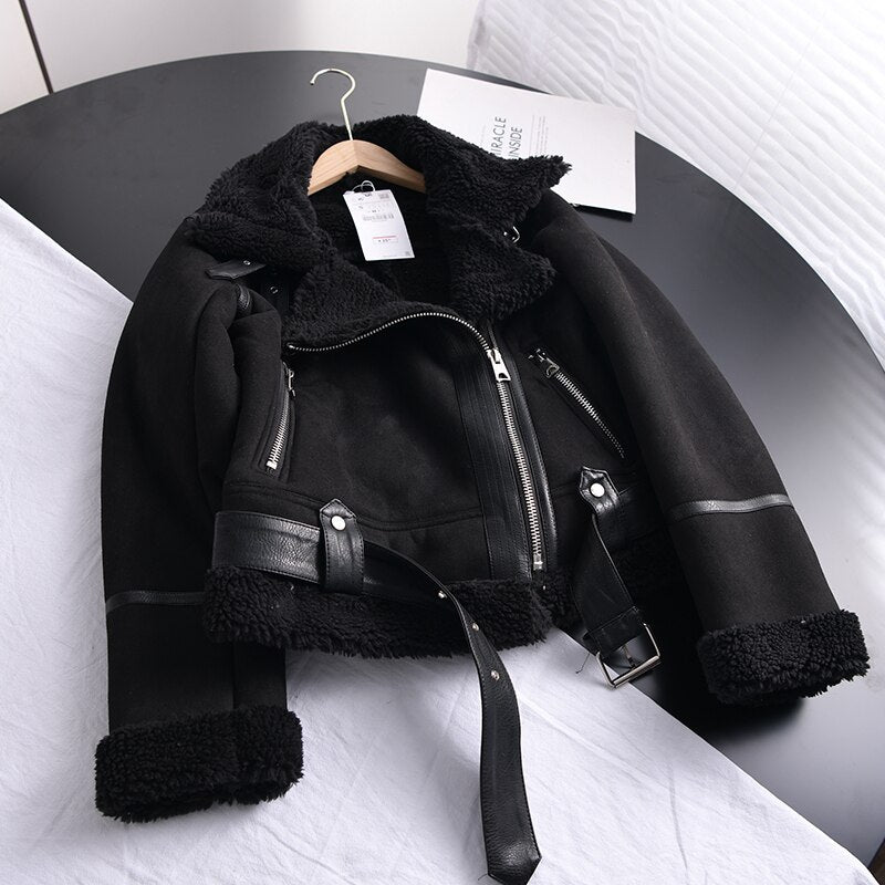Achteraanzicht van de stijlvolle HeleensJacket damesjas, toont de pasvorm en allround modieuze look.