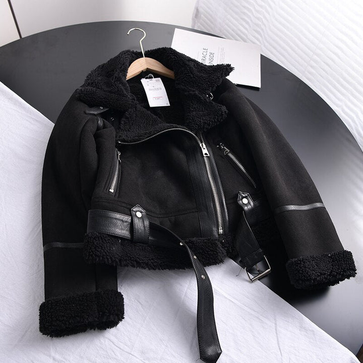 Achteraanzicht van de stijlvolle HeleensJacket damesjas, toont de pasvorm en allround modieuze look.