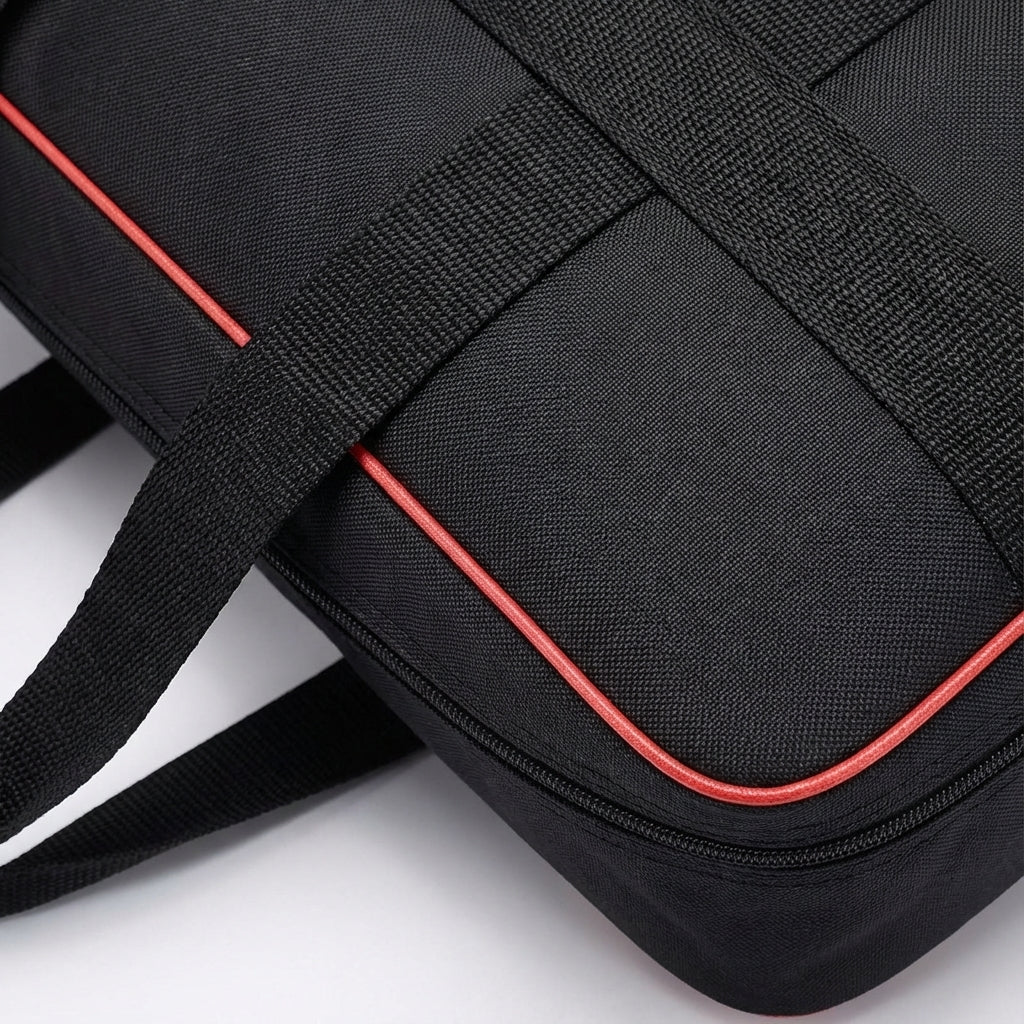 Detail van de waterdichte zwarte opvouwbare duffel met wielen, stevig en ruim voor al je reisbagage.