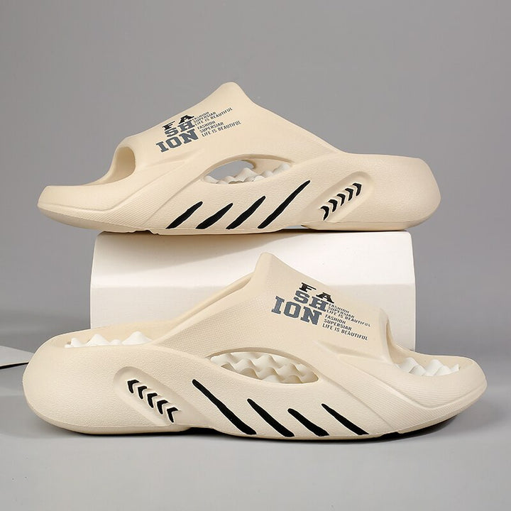 "Zwarte orthopedische badslippers met ergonomisch voetbed en antislip zool voor comfort en stijl."