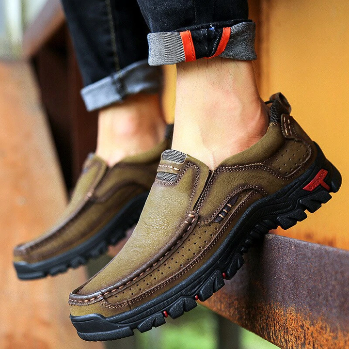 Zwarte orthopedische heren wandelschoenen Erik, perfect voor buitensport en comfortabele wandelingen.