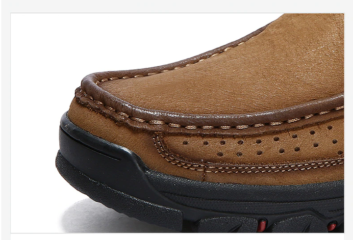 Bruine orthopedische heren wandelschoenen, ontworpen voor actieve buitensport met maximale ondersteuning.
