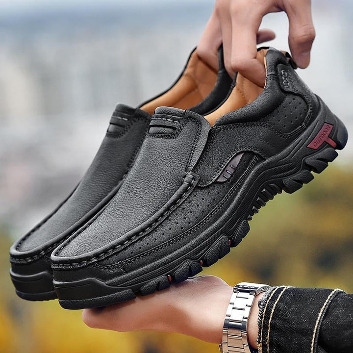 Bruine heren wandelschoenen met orthopedische voetondersteuning, perfect voor actieve buitensport.