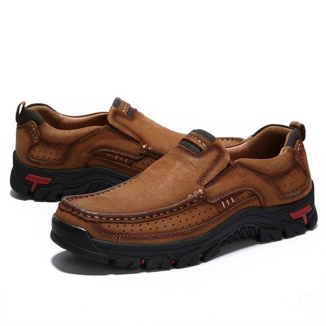 Stijlvolle bruine heren wandelschoenen, orthopedisch en comfortabel voor elke actieve man.