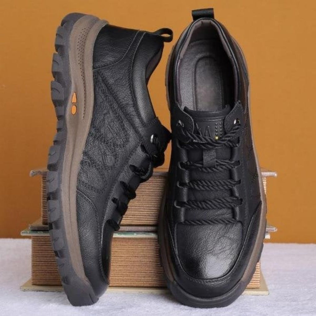 Zwarte orthopedische leren herenschoenen met voetondersteuning, comfortabel en elegant voor herfst/winter.