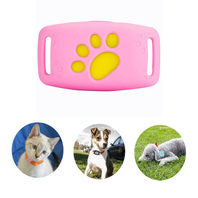 Zwarte PawTrack slimme GPS-halsband om de nek van een rode kat, toont compact design en comfort voor huisdier.
