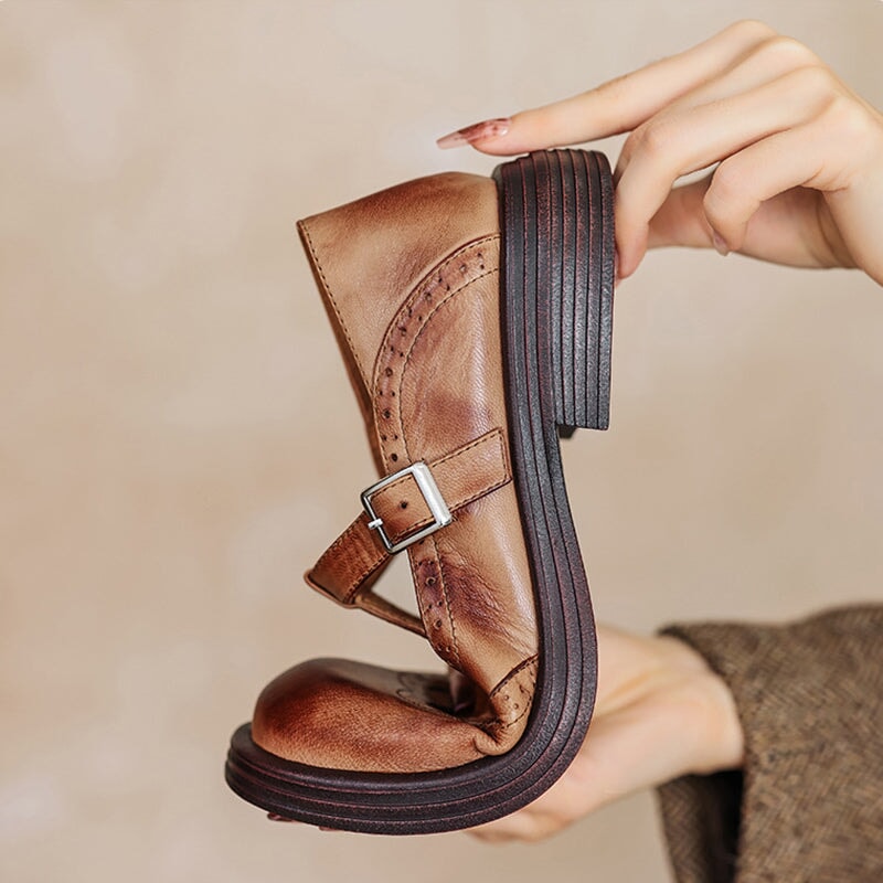 Veelzijdige bruine Mary Jane platform schoenen, T-bandje, geschikt voor casual en gekleed.