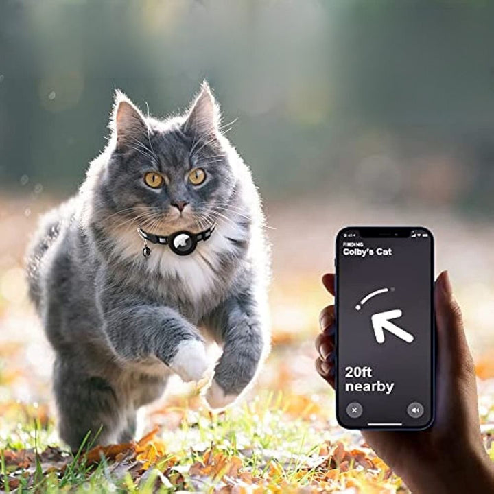 Verstelbare nylon kattenhalsband met reflectiestrip en geïntegreerde GPS tracker houder.